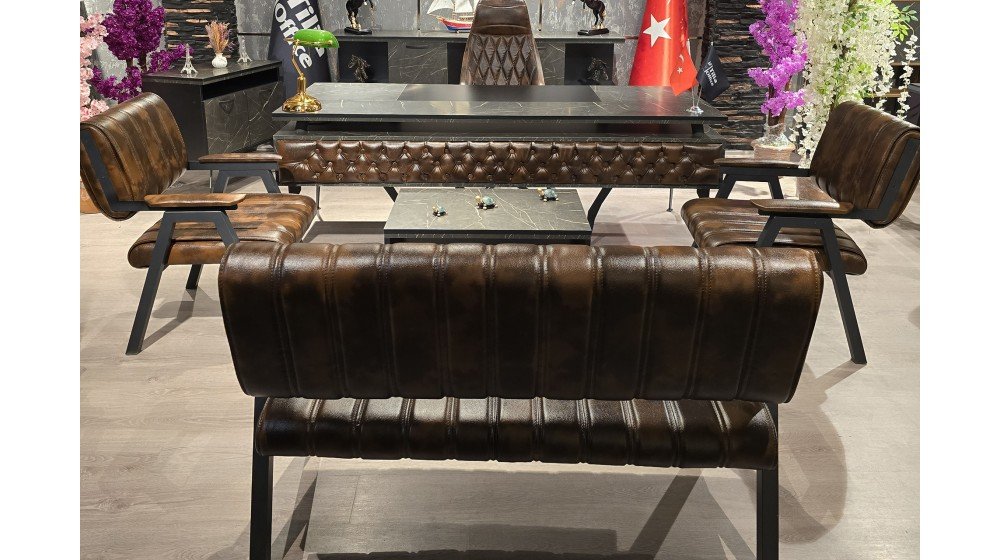  Kişiselleştirilebilir yönetici masa takımı, kapitoneli ön paneli, mermer desenli tablası ve metal ayakları ile modern ofis ortamında sergileniyor. Yeşil, bordo, gri ve kahve renk seçenekleri mevcuttur.